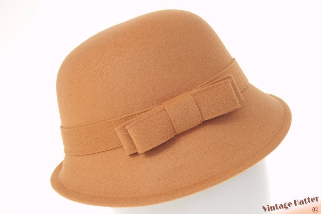 cloche dophoed Dameshoed beige bruin viltachtig 54-57 nieuw, Ophalen of Verzenden, Nieuw, One size fits all, Hoed