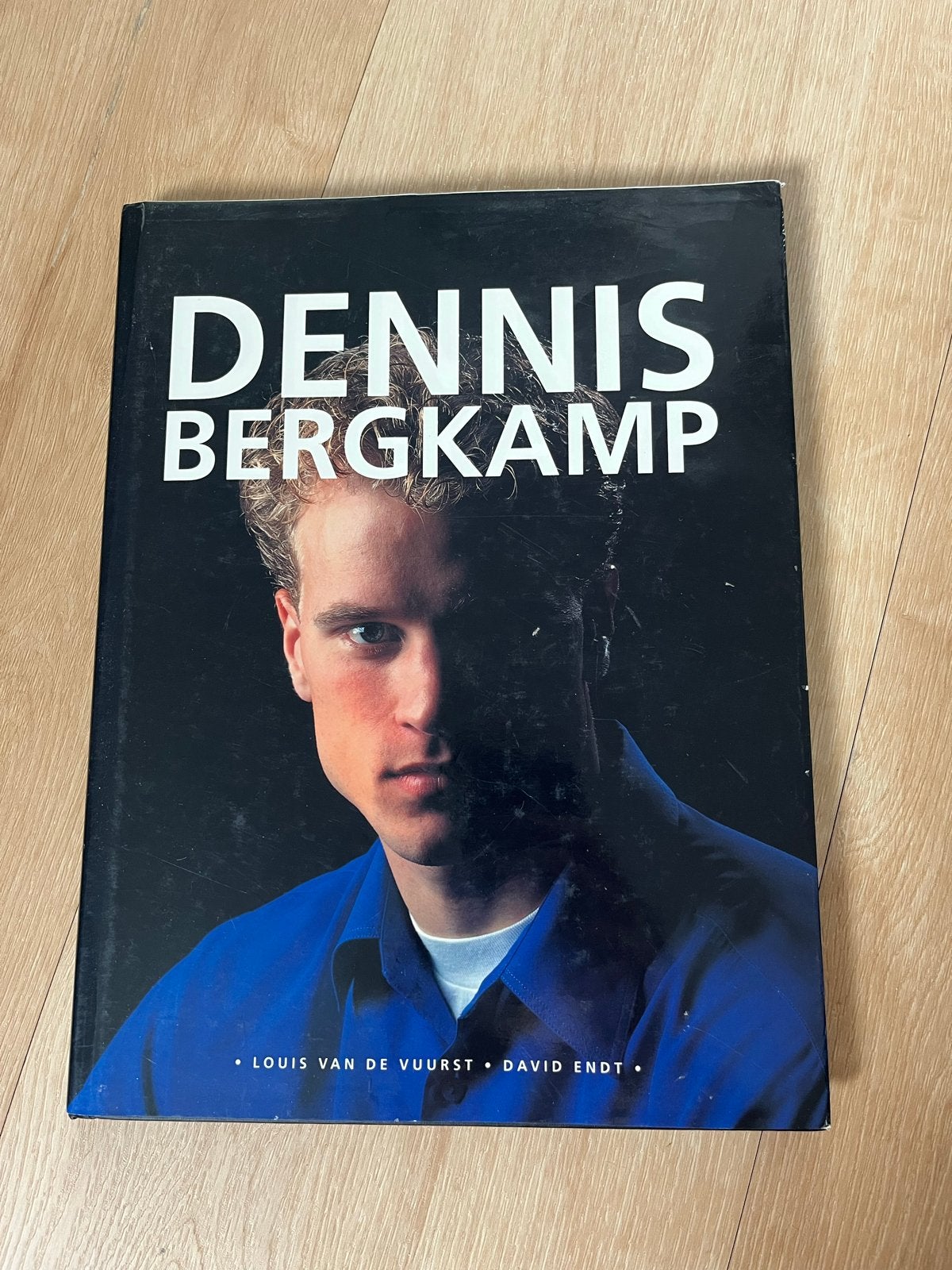 Dennis Bergkamp: Een Voetbalicoon, Boeken, Ophalen of Verzenden, Gelezen, Balsport
