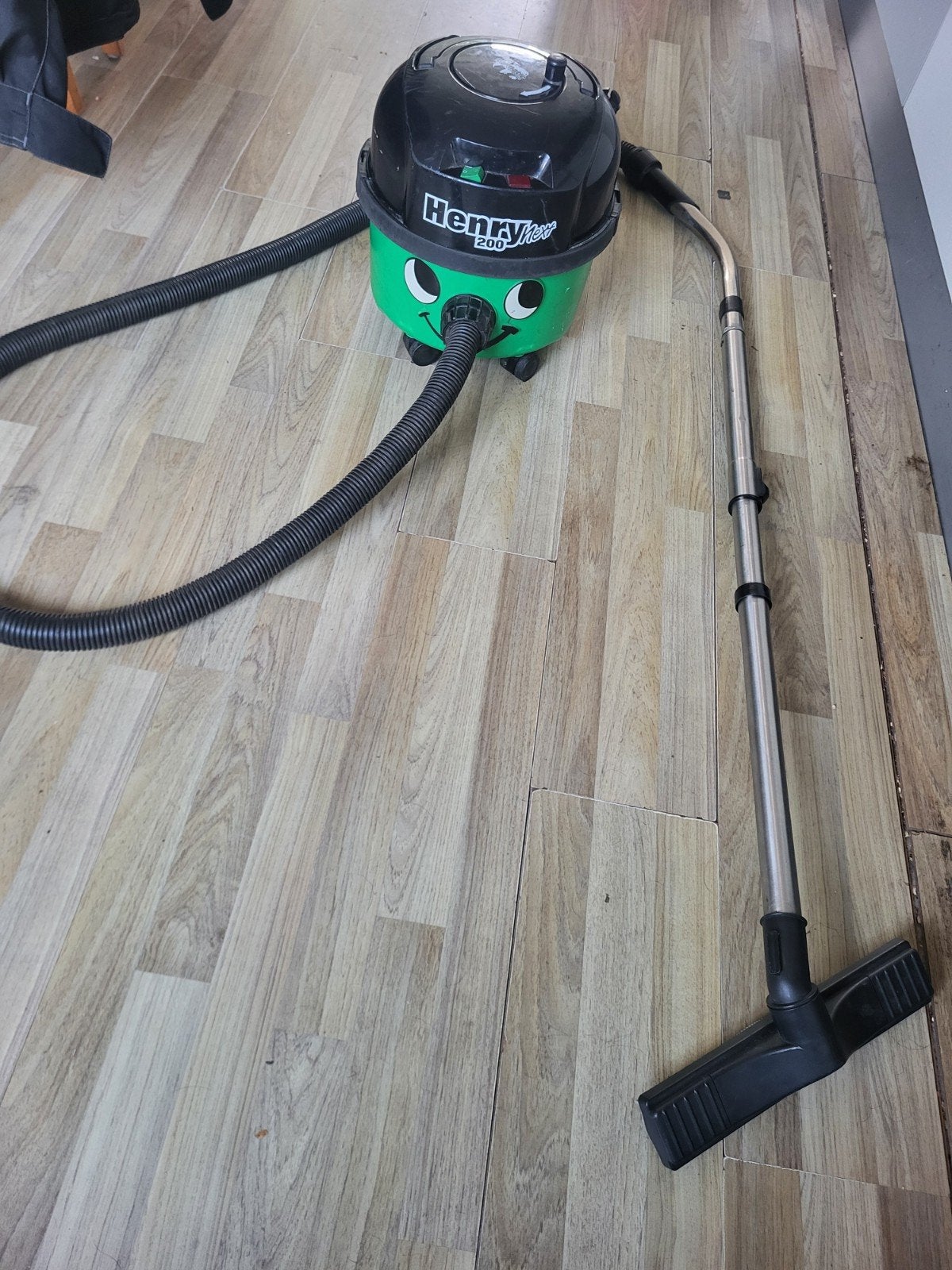 Henry  stofzuiger 620 watt showmodel, Stille werking, Numatic, Zo goed als nieuw, Sledestofzuiger
