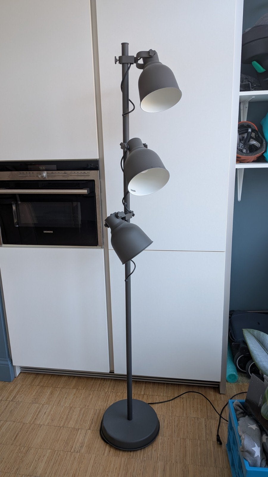 Ikea Hektar staande lamp met 3 verstelbare spots, Huis en Inrichting, Lampen | Vloerlampen, Ophalen, Industrieel, Modern, E27 (groot)