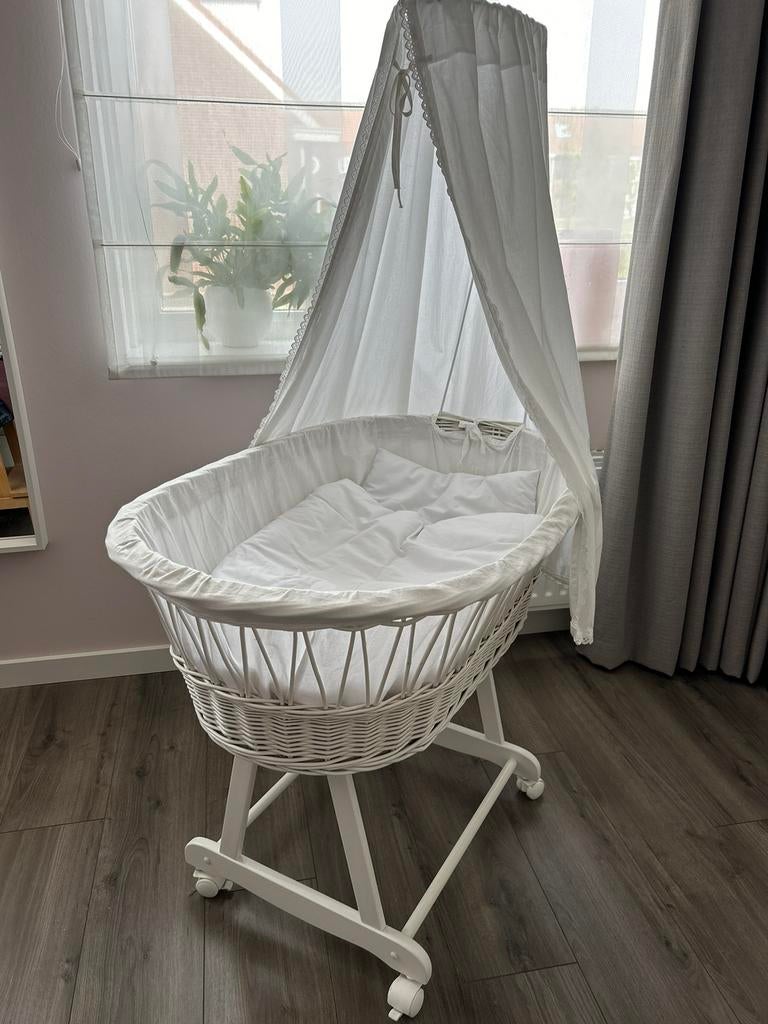 Witte rotan wieg, Kinderen en Baby's, Babywiegjes en Ledikanten, Ophalen, Zo goed als nieuw, Wieg