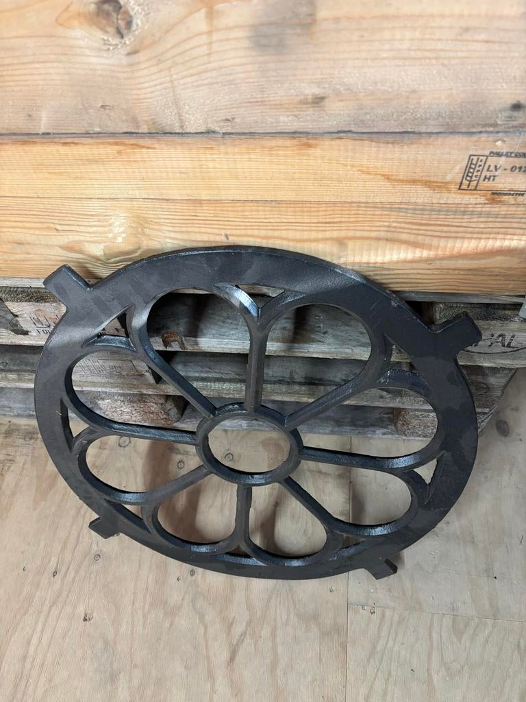 Rond gietijzeren stalraam - 56 cm diameter, Doe-het-zelf en Verbouw, Glas en Ramen, Ophalen, Gebruikt, Gevelraam of Ruit, Minder dan 80 cm