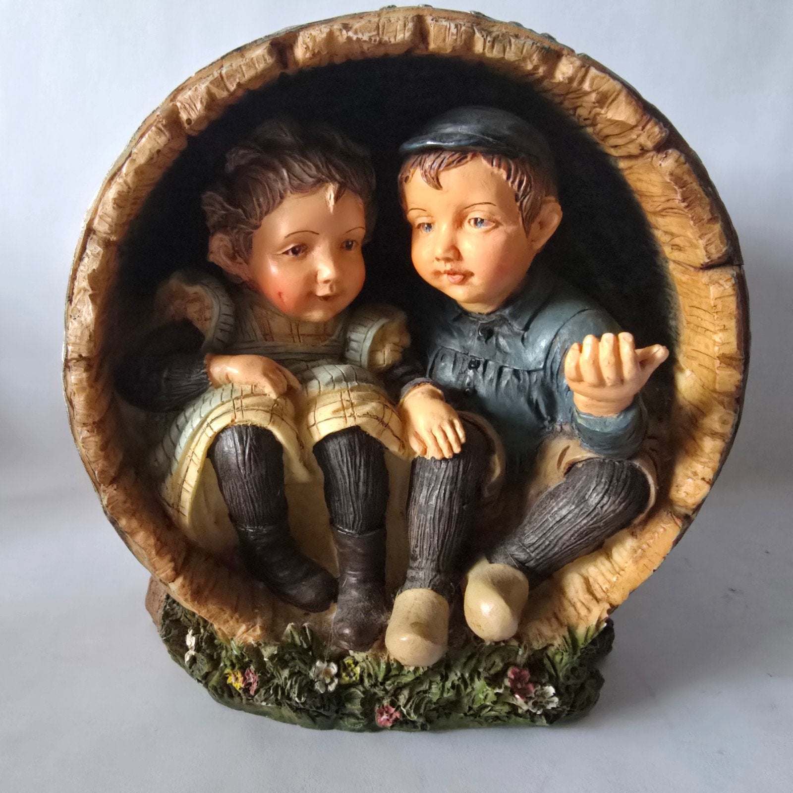 Beeldje Jongen en Meisje in Ton - Oten Sien Collectables, Ophalen of Verzenden, Gebruikt, Mens