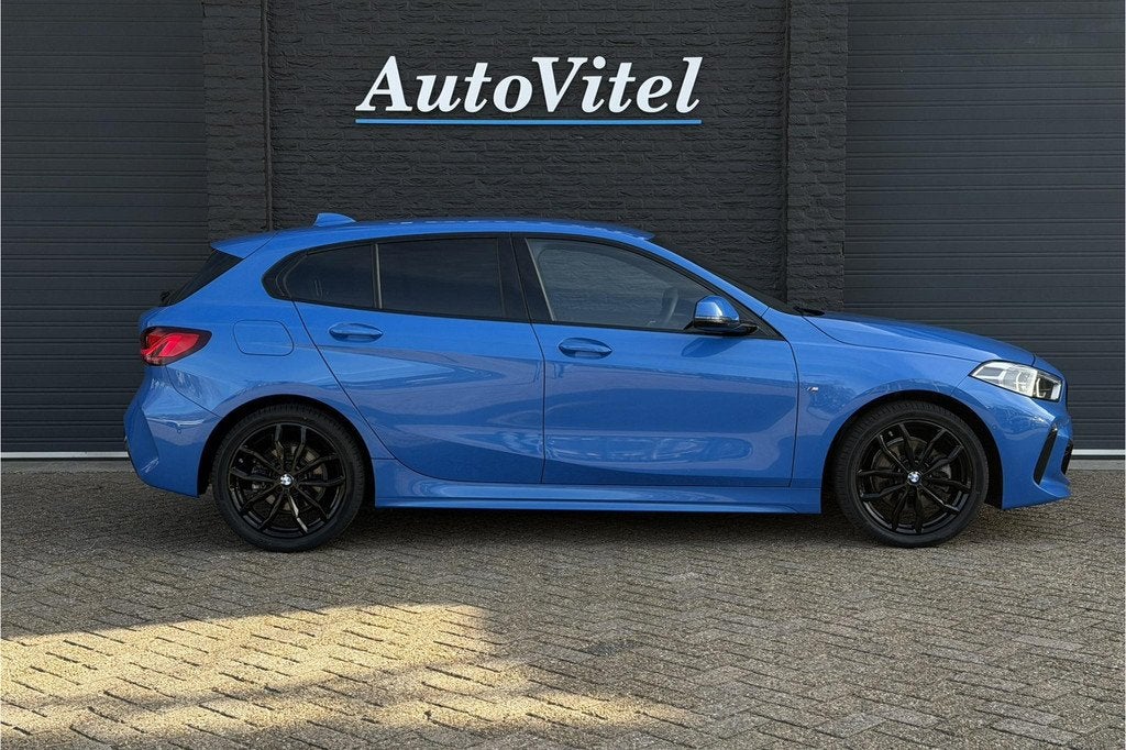 BMW 1-serie 118i M-Sport | M-Kuipstoelen | Camera | Comfort, Auto's, BMW, 136 pk, Gebruikt, Blauw, Alcantara