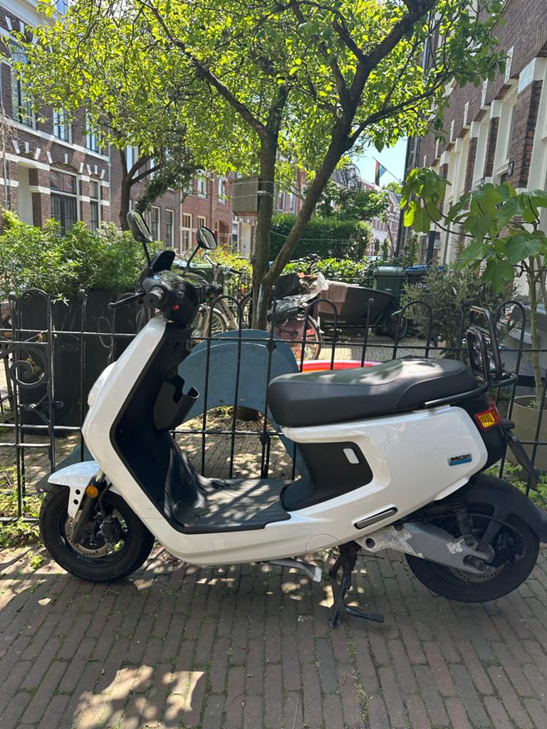 NIU MQi+ Sport Elektrische Scooter - Wit, Fietsen en Brommers, Snorfietsen en Snorscooters, Gebruikt, Elektrisch, Ophalen, Overige merken