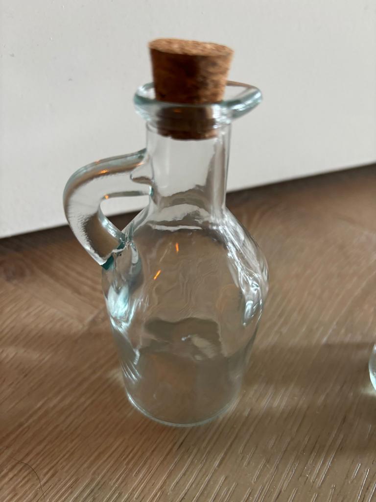 Set van 2 mini olieflesjes / vaasjes - Zo goed als nieuw, Huis en Inrichting, Woonaccessoires | Vazen, Ophalen of Verzenden, Zo goed als nieuw