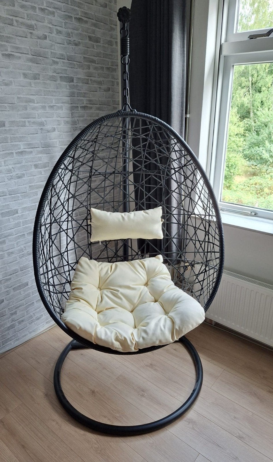 Comfortabele zwarte hangstoel met kussen! zgan, Ophalen, Modern, Comfortabel, Zwart, Zo goed als nieuw