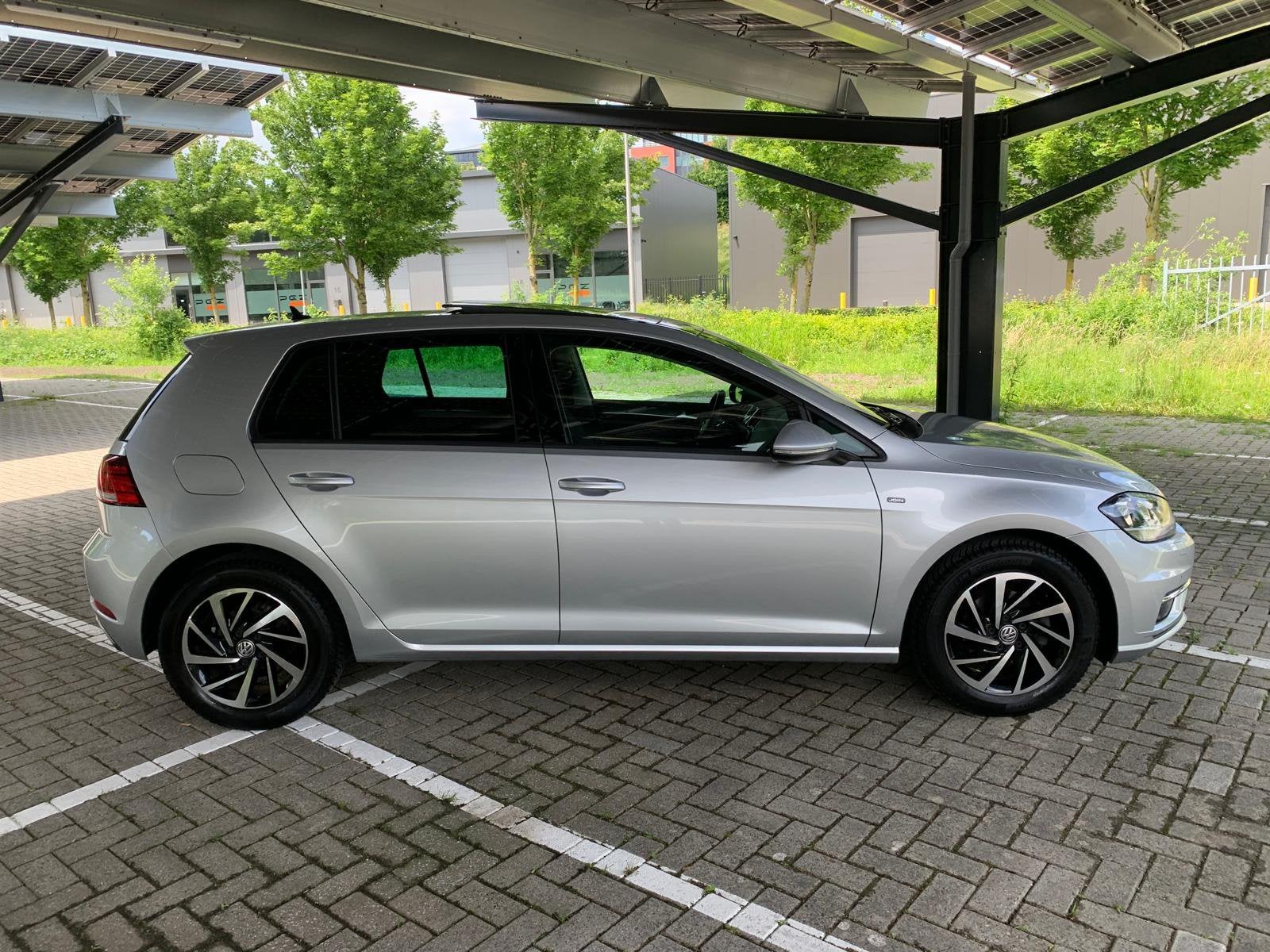 Volkswagen Golf 1.0 TSI 110pk 5D 2018 Grijs, Auto's, Voorwielaandrijving, Stof, Handgeschakeld, Grijs