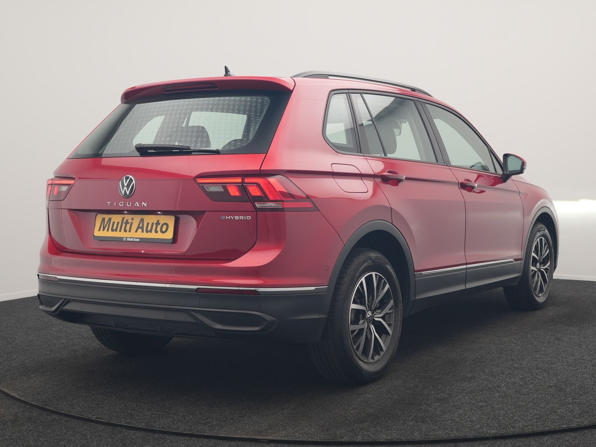 Volkswagen Tiguan 1.4 TSI eHybrid Elegance PHEV 245pk Dealer, Auto's, Volkswagen, 1716 kg, Stof, Zwart, 4 cilinders