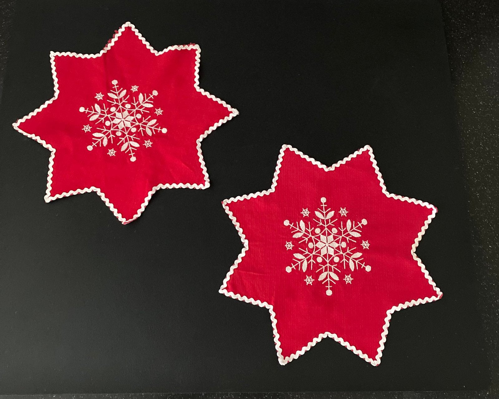 Prachtig geborduurde kleedjes in ster vorm. Rood-wit. Kerst, Huis en Inrichting, Verzenden, Zo goed als nieuw, Rood