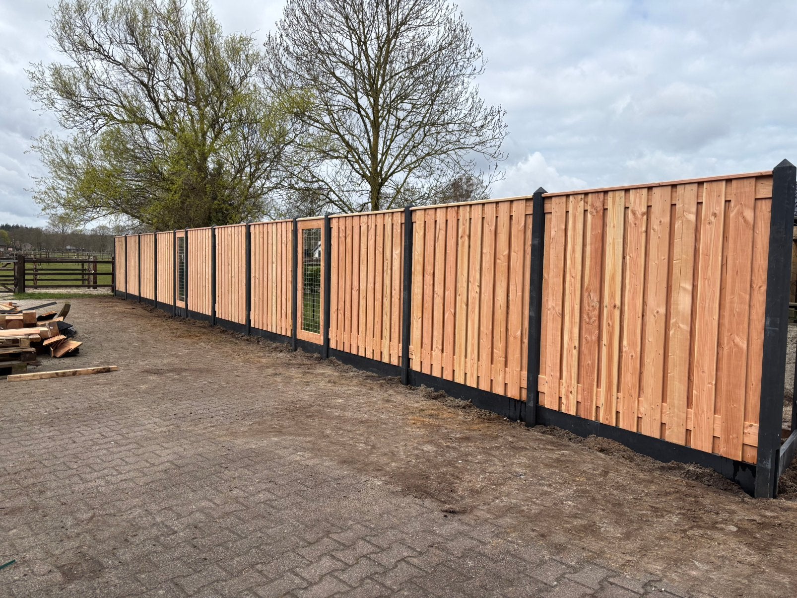 Douglas hout/beton schutting €130 per meter incl. Montage, Ophalen, 1 tot 2 meter, 6 meter of meer, Zo goed als nieuw