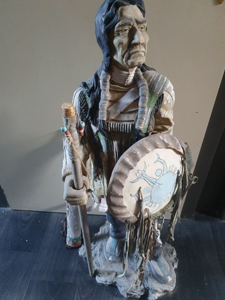 Groot vintage beeld van Indiaan met schild en speer, Ophalen of Verzenden