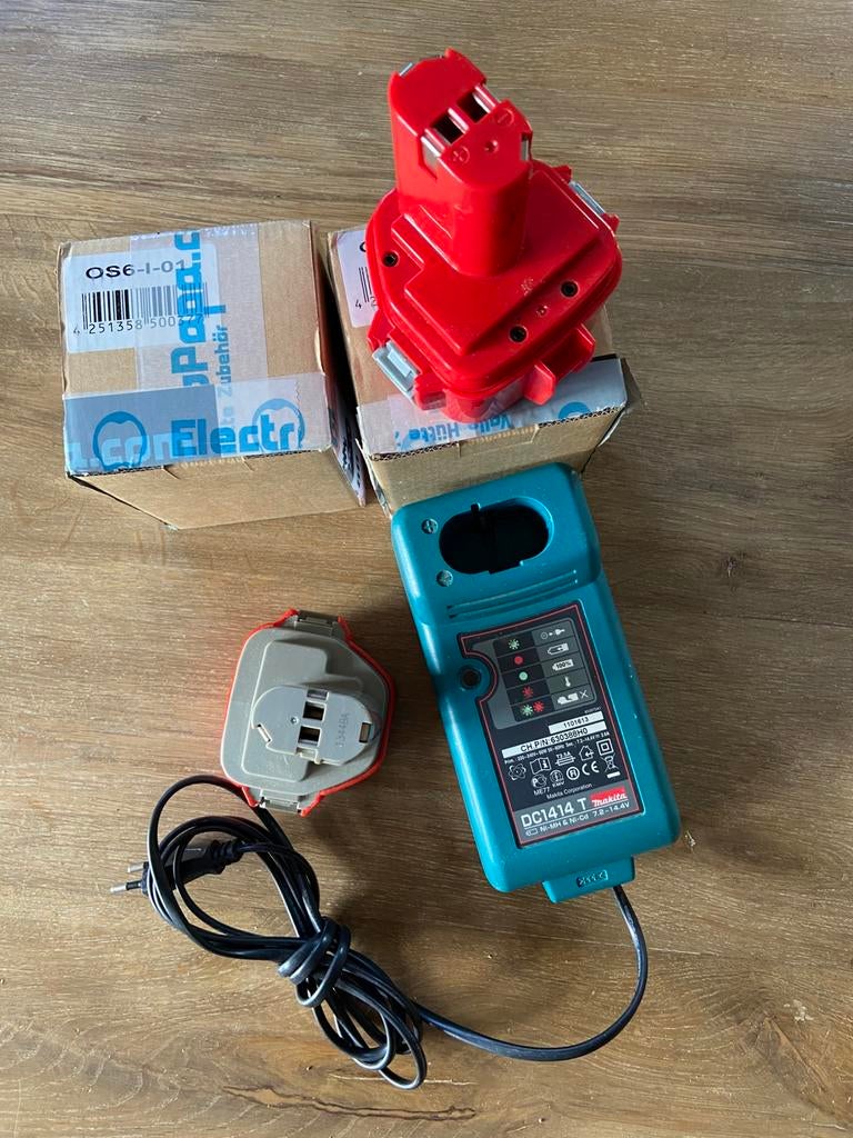 Makita laadstation + 3 PA12 12v accu’s, Ophalen of Verzenden, Boor- en Schroefmachine