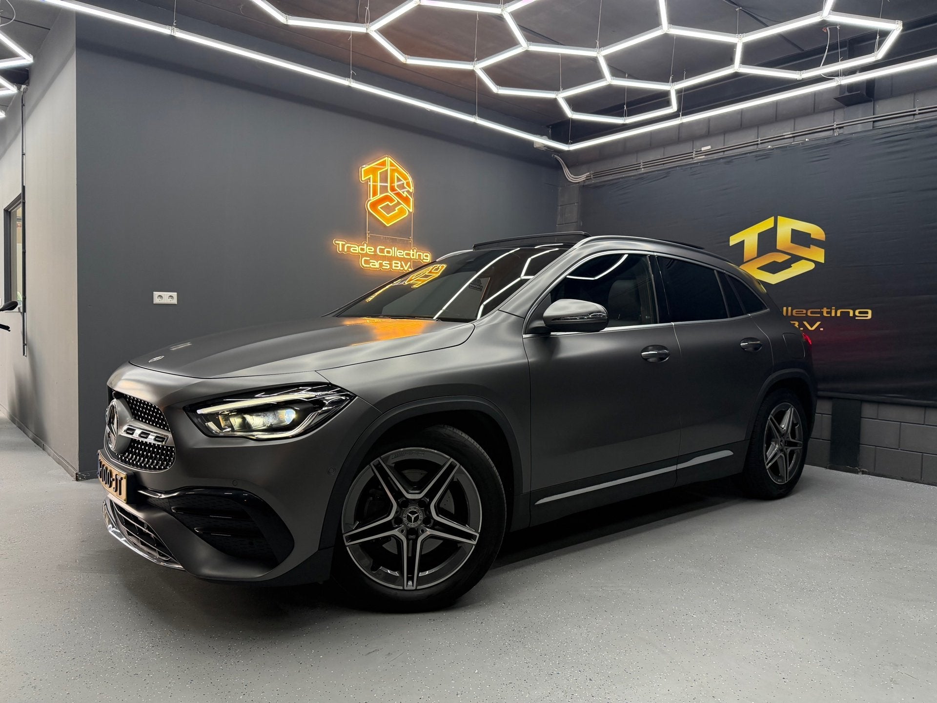 Mercedes-Benz GLA-klasse 180 AMG NIGHT PAKKET ACC-PANO-CARPL, Auto's, Dealer onderhouden, Gebruikt, 4 cilinders, Origineel Nederlands