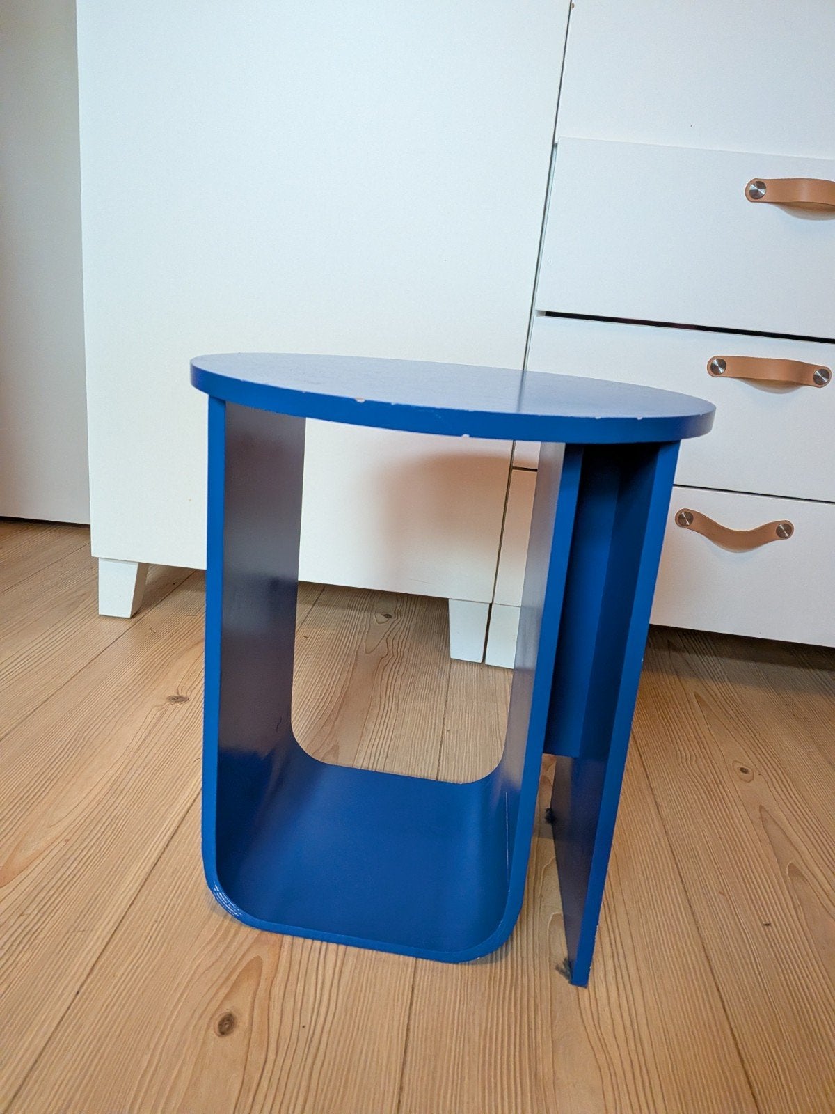 Blauw bijzettafeltje van Kwantum met lichte beschadigingen, Huis en Inrichting, Overige materialen, Minder dan 55 cm, Gebruikt