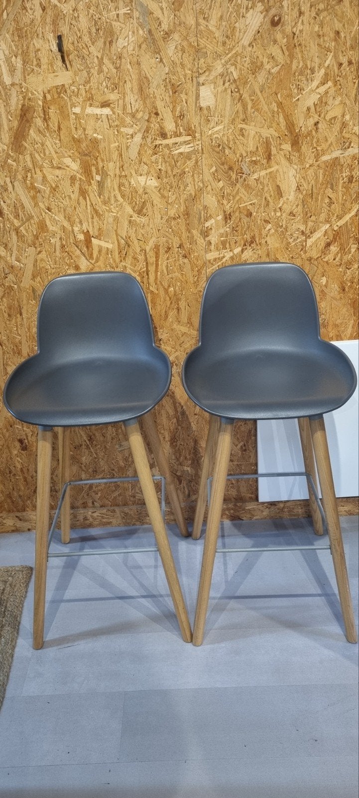 2 barkrukken van Zuiver - Modern design, Huis en Inrichting, Barkrukken, Met voetsteun, 60 tot 90 cm, Zo goed als nieuw, 2 krukken