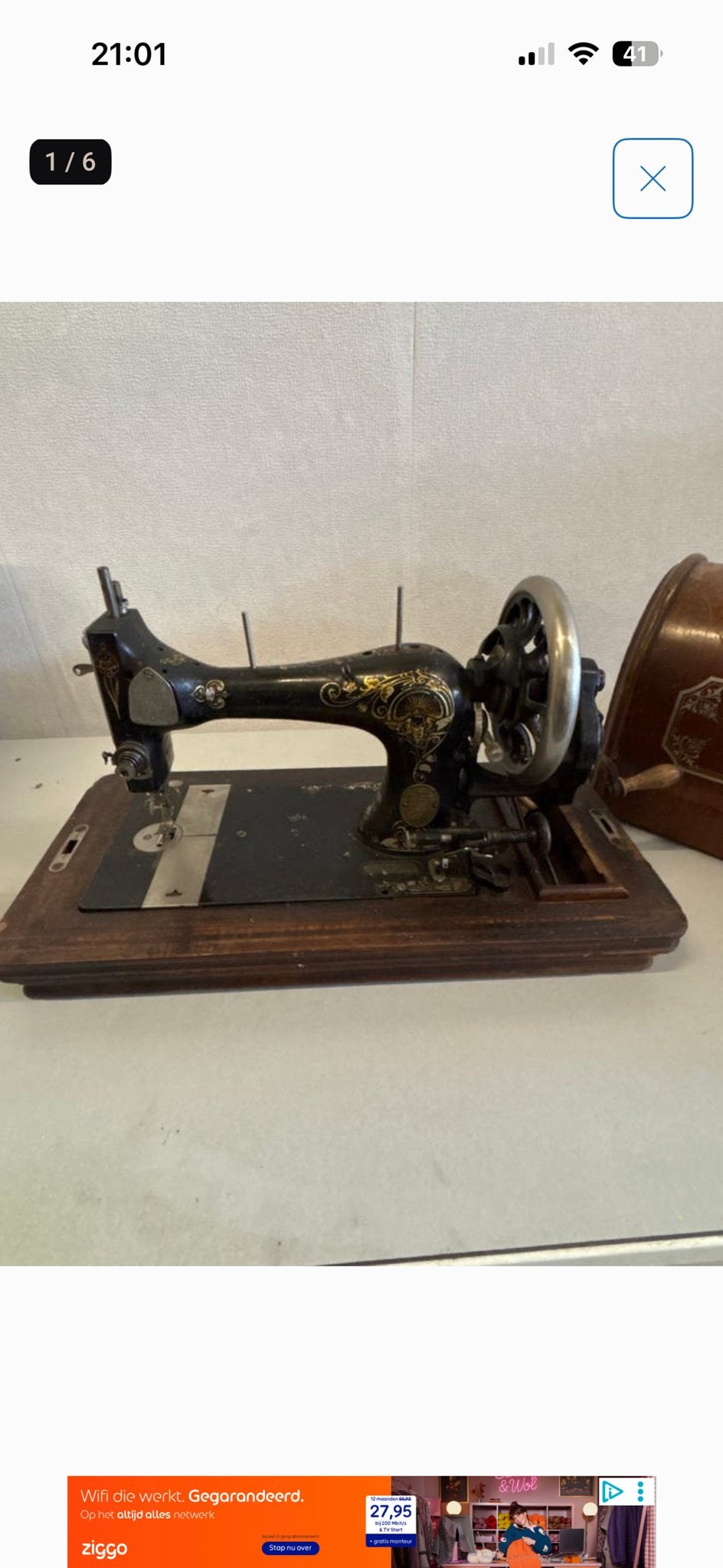 Antieke handnaaimachine met houten kap jaren 20, Ophalen