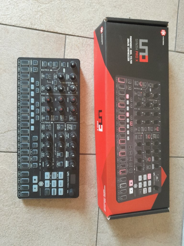 IK Multimedia Uno Synth PRO X synthesizer, Muziek en Instrumenten, Overige aantallen, Zo goed als nieuw, Met midi-aansluiting