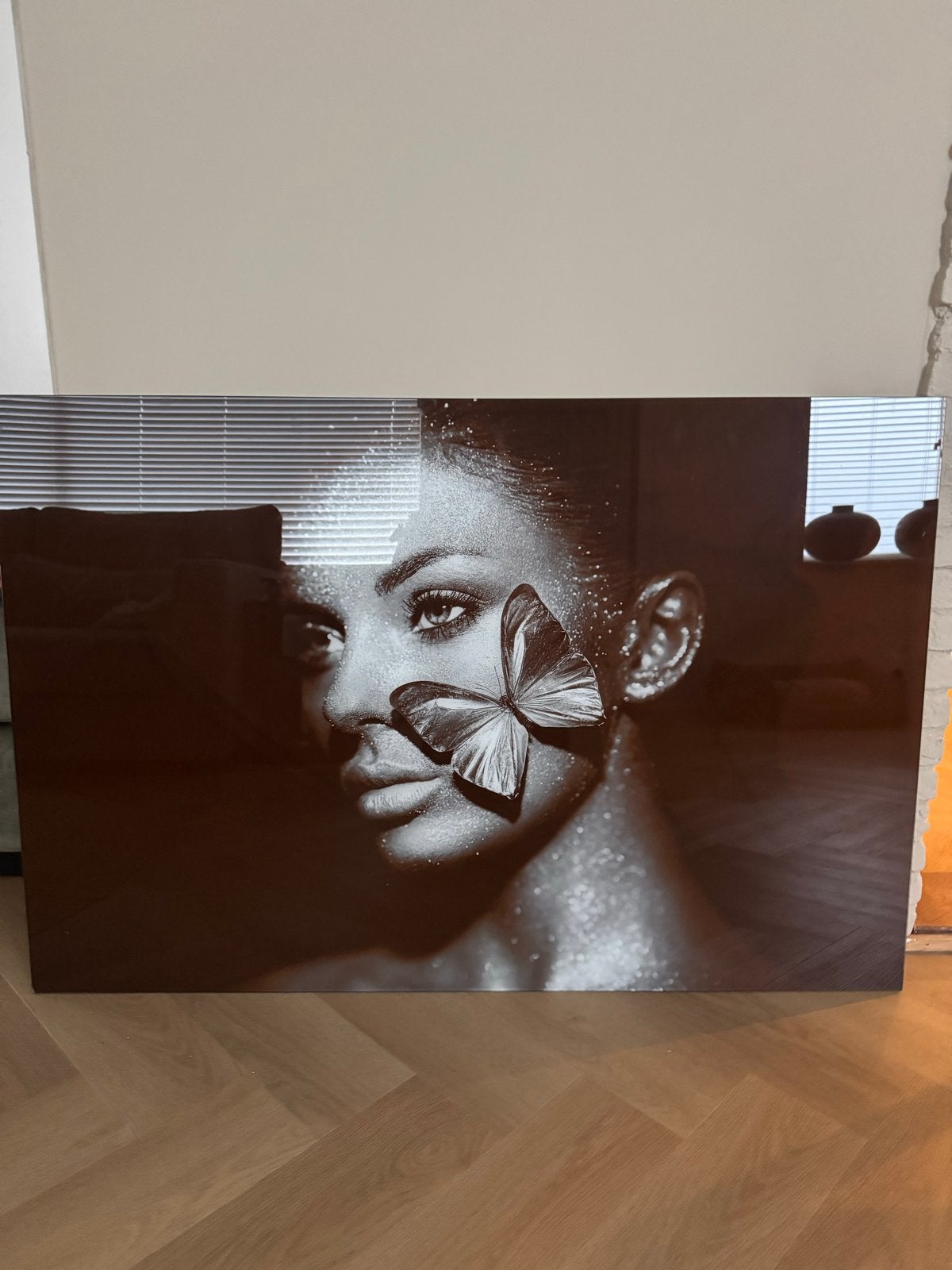 Glas schilderij Vrouw met Vlinder - Modern Kunstwerk, Huis en Inrichting, 50 – 75, Ophalen of Verzenden, Zo goed als nieuw, Schilderij