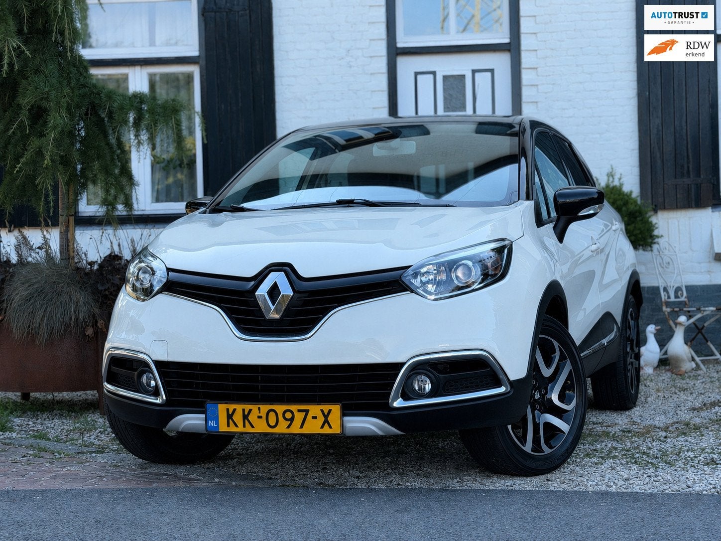Renault Captur 0.9 TCe Helly Hansen|Stoelverwarming|Navi|Led, Voorwielaandrijving, Gebruikt, Zwart, Leder
