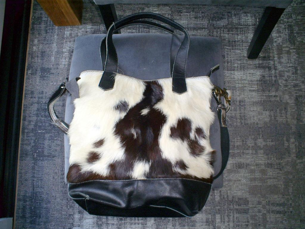 zwarte leren tas met vacht, Sieraden, Tassen en Uiterlijk, Tassen | Damestassen, Verzenden, Zo goed als nieuw, Zwart, Schoudertasje