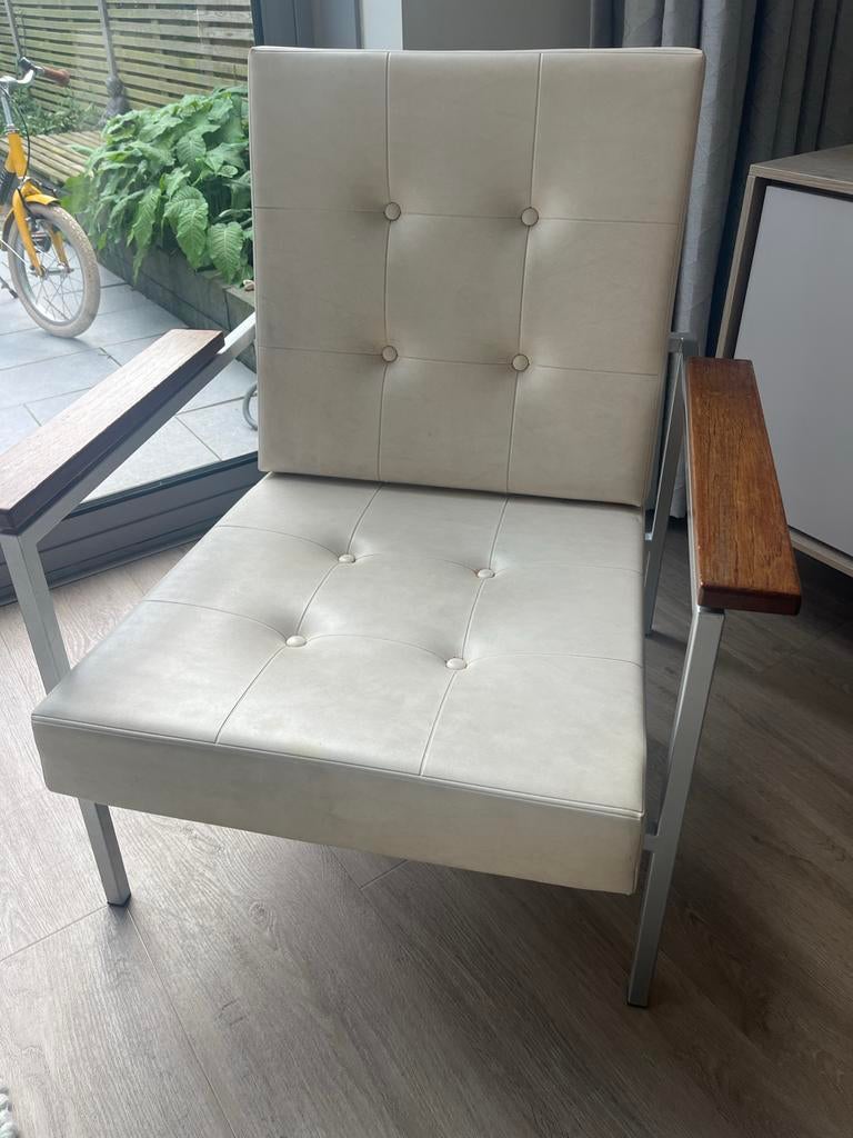 Stijlvolle fauteuil met metalen frame en houten armleuningen, Ophalen, Gebruikt, 75 tot 100 cm, 50 tot 75 cm