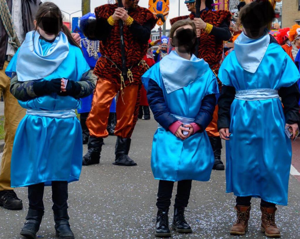 2x blauw overgooier + sjaal & heup band / satijn stof, Ophalen, Zo goed als nieuw, Carnaval