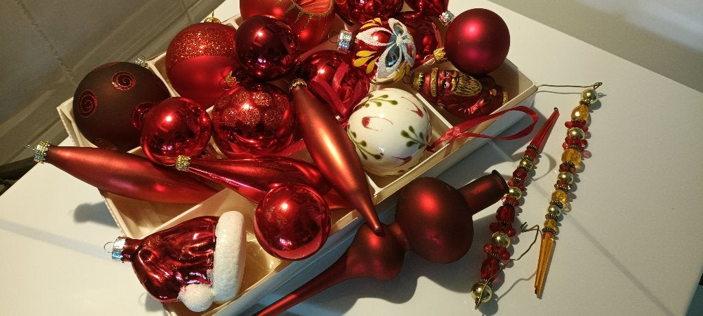 22 rode kerstballen plus piek, Ophalen of Verzenden, Gebruikt