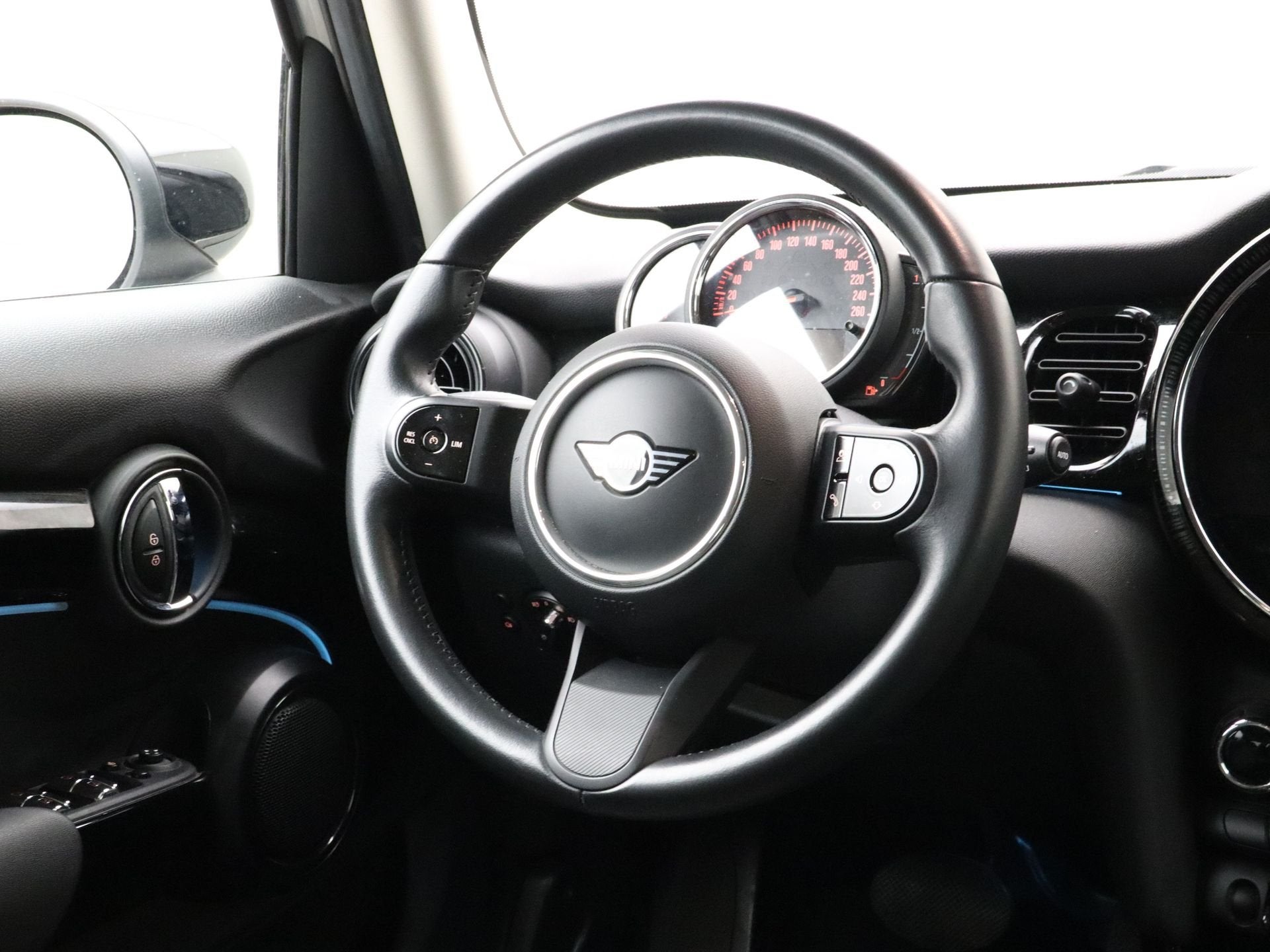 MINI 5-deurs Cooper Camden Edition Aut. (bj 2023, automaat), Auto's, Dealer onderhouden, 136 pk, Gebruikt, Met garantie (alle)