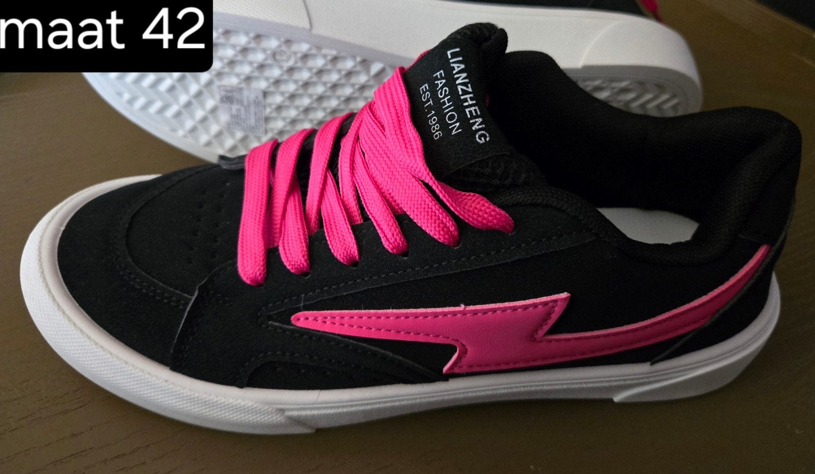 Maat 41/42 nieuw, Ophalen, Nieuw, Zwart, Sneakers of Gympen