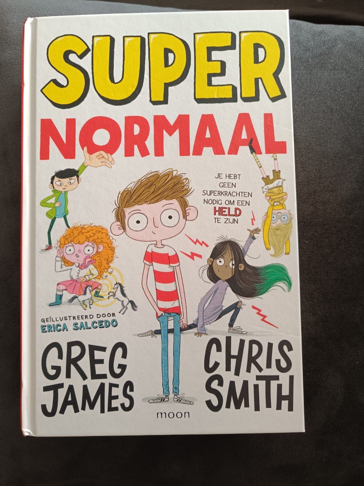Super Normaal - Greg James & Chris Smith (Kinderboek), Ophalen of Verzenden, Zo goed als nieuw, Greg James & Chris Smith, Fictie