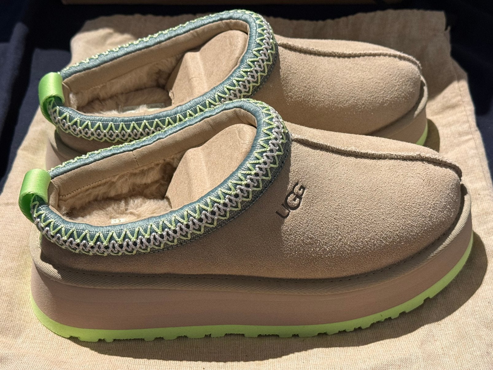 Uggs limited Edition NIEUW, Ophalen of Verzenden, Zo goed als nieuw, Zwart