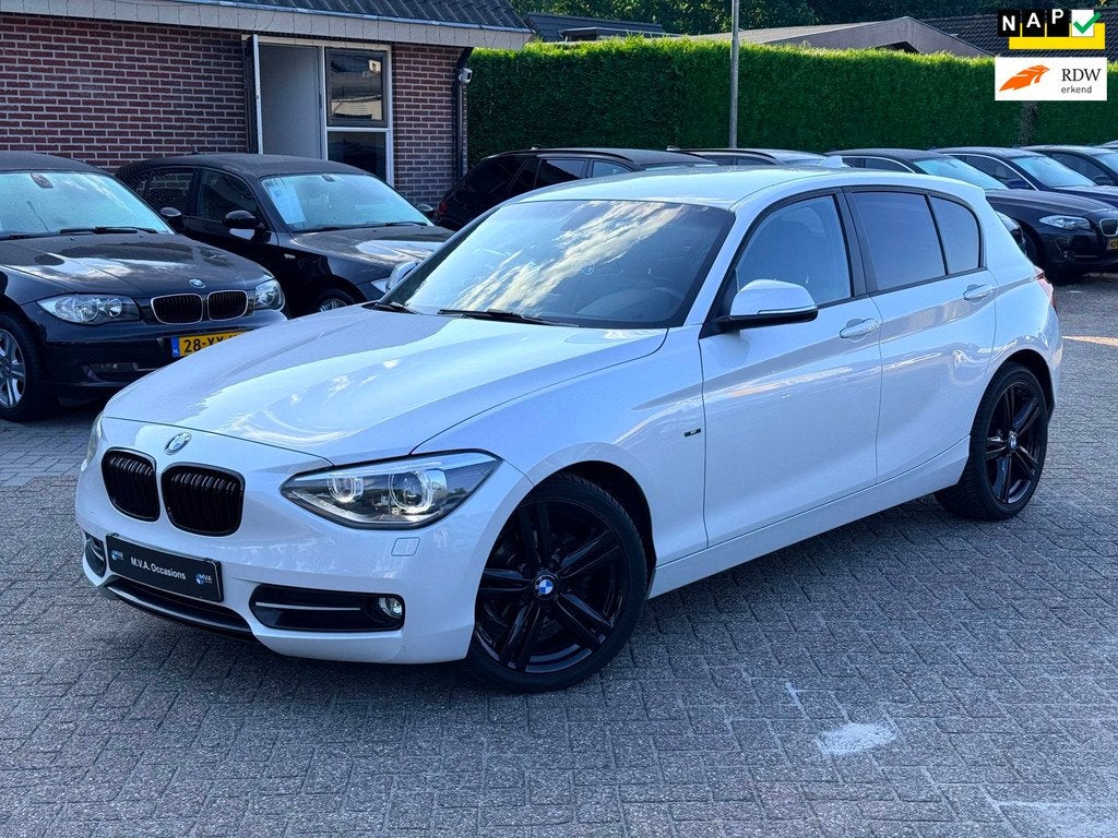 BMW 1-serie 114i Upgrade Edition Sport Parelmoer Wit|Nieuwe, Auto's, 1-Serie, Euro 5, Achterwielaandrijving, Gebruikt