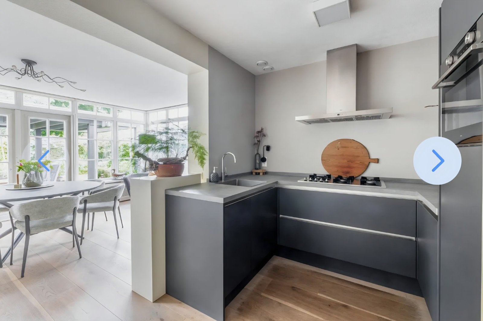 Moderne U-keuken met apparatuur - Donker grijs - Greeploos, Ophalen, U-keuken, Graniet of Steen, Zo goed als nieuw