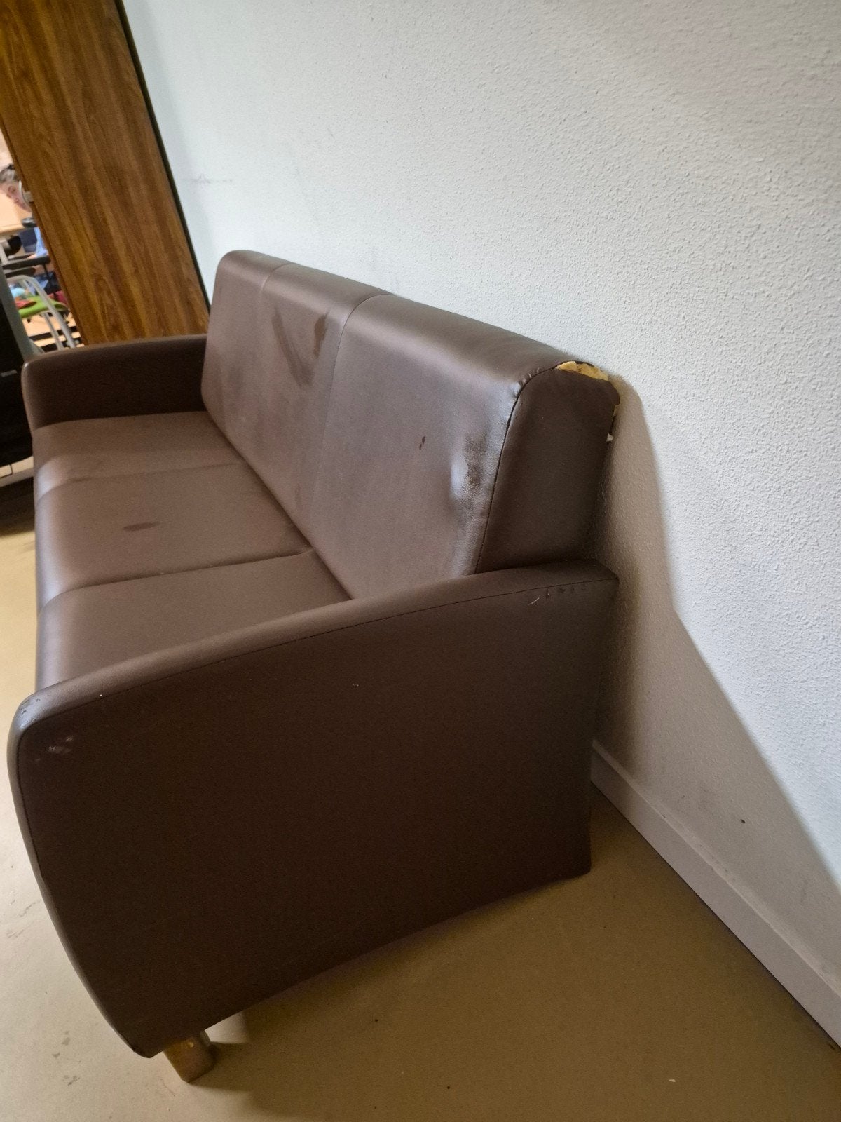 Foto 4 van veel meubels met gebruikssporen.
