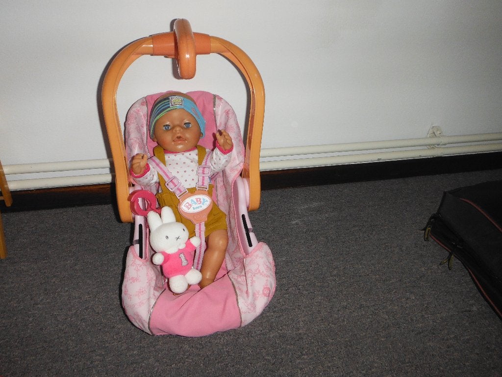 baby born pop met maxicosi, Ophalen, Zo goed als nieuw, Babypop