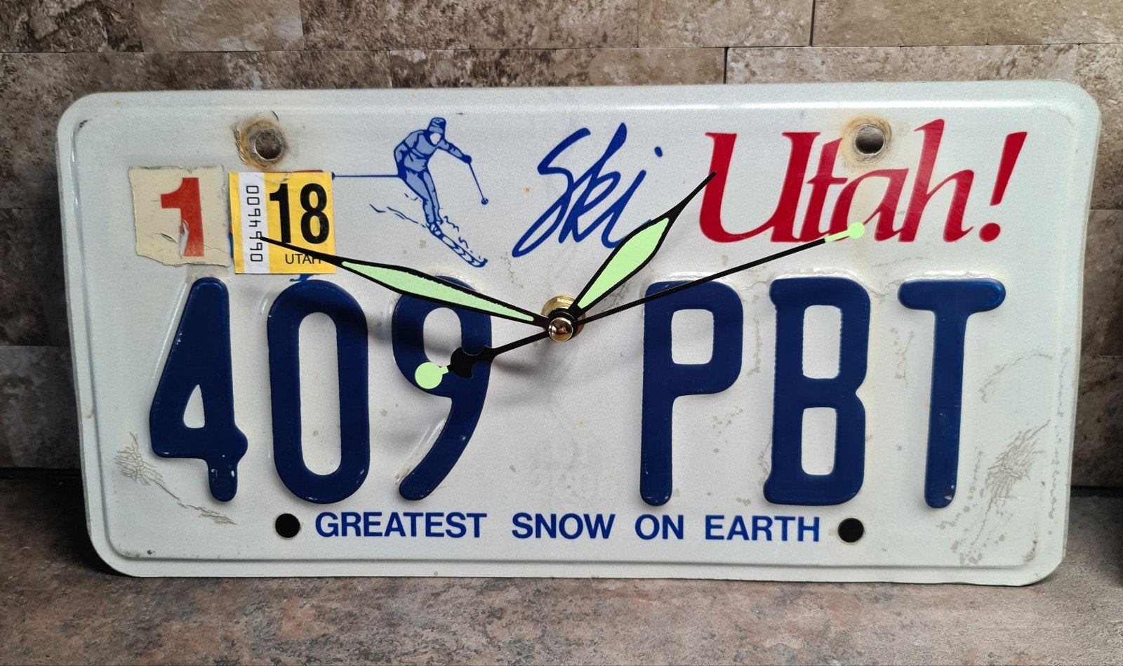 Originele USA nummerplaat klok - Utah Ski, Vintage, Analoog, Werkt op batterijen, Ophalen of Verzenden