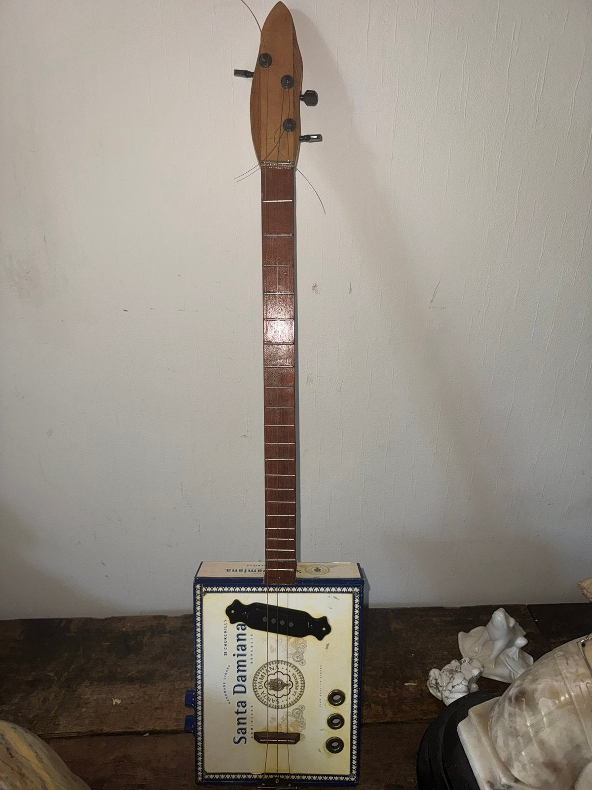 Zeldzame 3snarige sigarenkist gitaar ingebouwde versterker, Muziek en Instrumenten, Ophalen of Verzenden, Zo goed als nieuw, Solid body