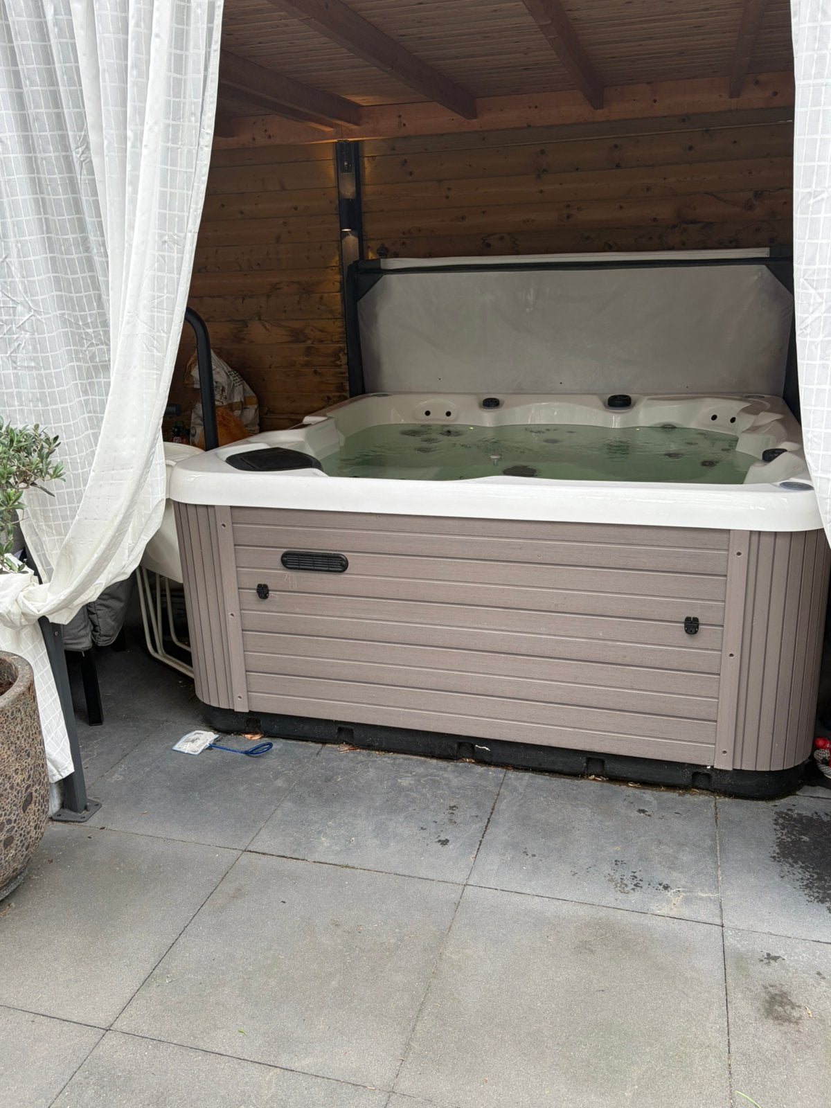 Spacuzzi Jacuzzi 220v plug and play  2.00 bij 2.00 compleet, Ophalen, Gebruikt, Trap, Vast