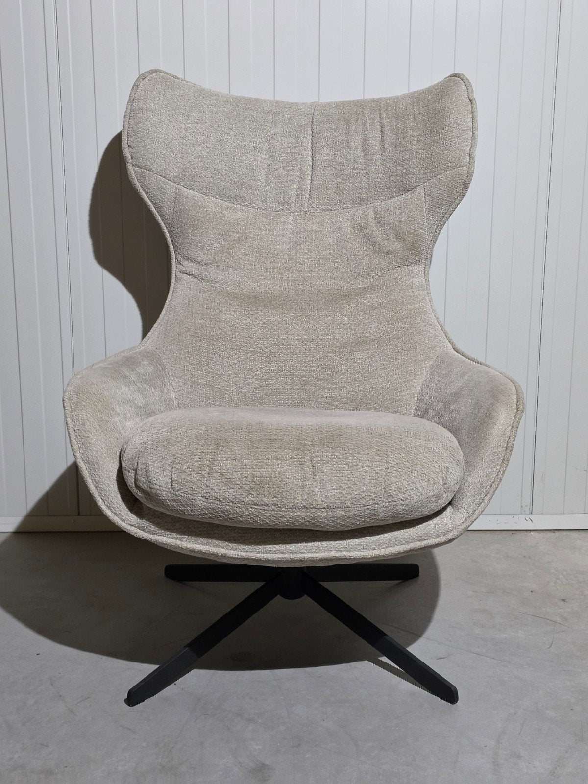Draaibare Fauteuil Olivia Taupe met Zwart Metalen Onderstel, Info@meubeloutletmeppel.nl, 75 tot 100 cm, Ophalen of Verzenden, Zo goed als nieuw