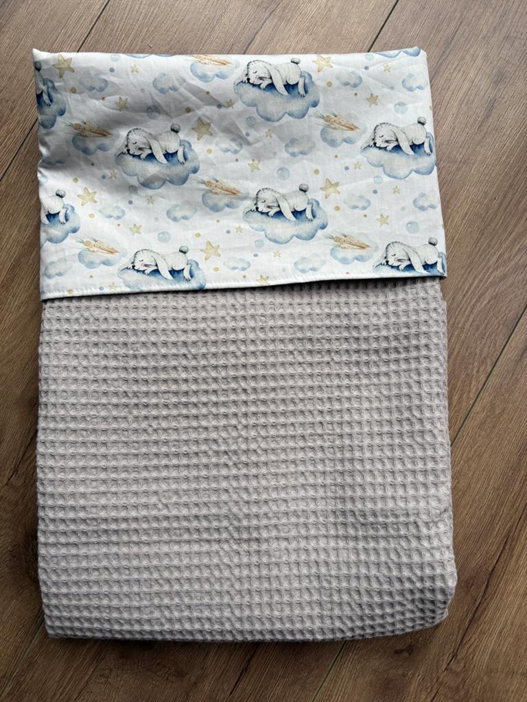 Mooi Wiegdekentje met konijnen (hazen) - nieuw, Ophalen of Verzenden, Nieuw, 85 tot 100 cm, Deken