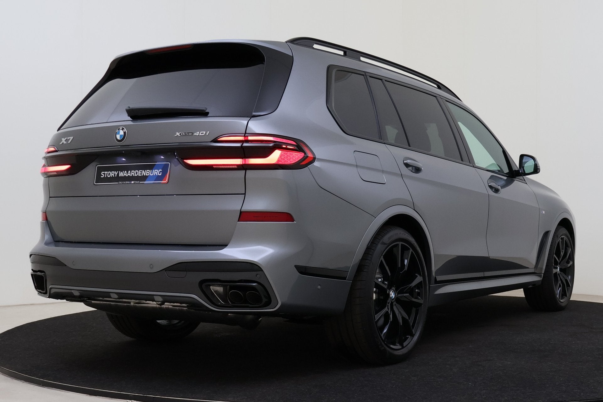 BMW X7 xDrive40i M Sport Automaat / Panoramadak Sky Lounge /, Auto's, Automaat, Dealer onderhouden, Zwart, 7 stoelen