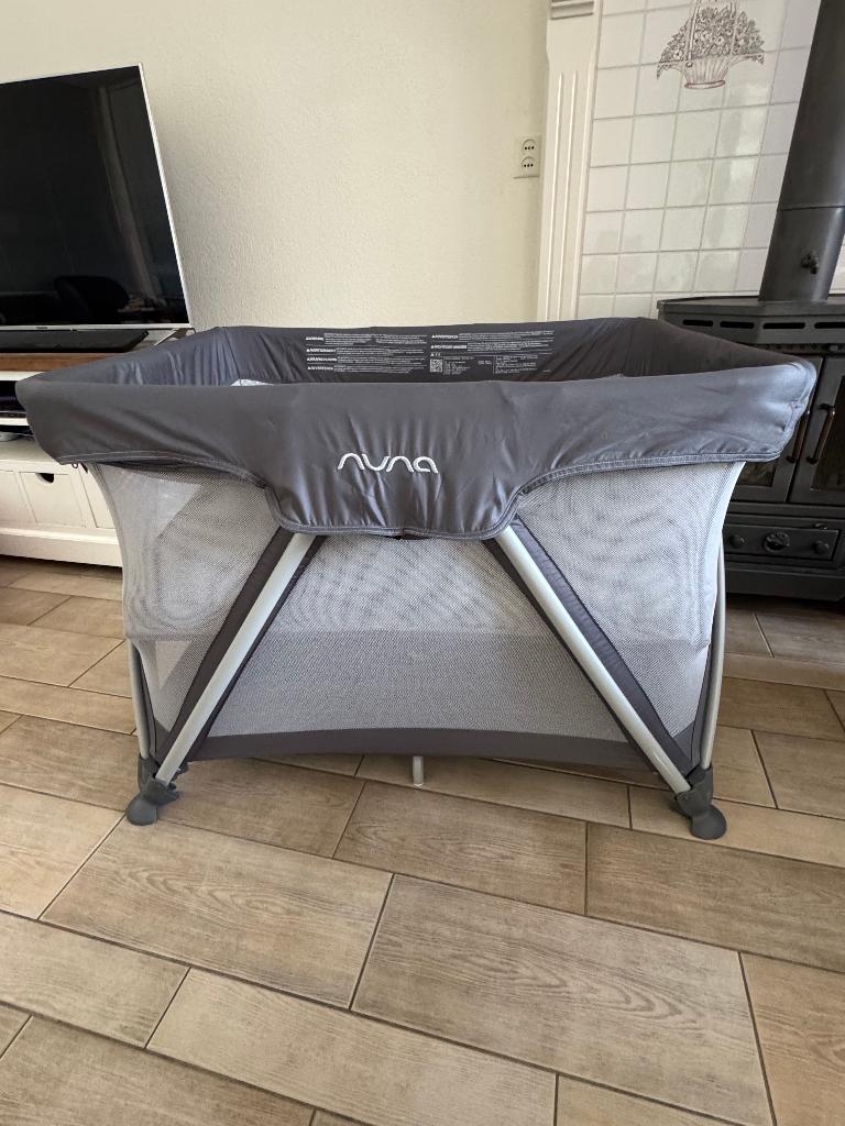 Nuna Sena Aire reisbed incl baby-inzet + matras, Ophalen, Zo goed als nieuw, Reisbedje