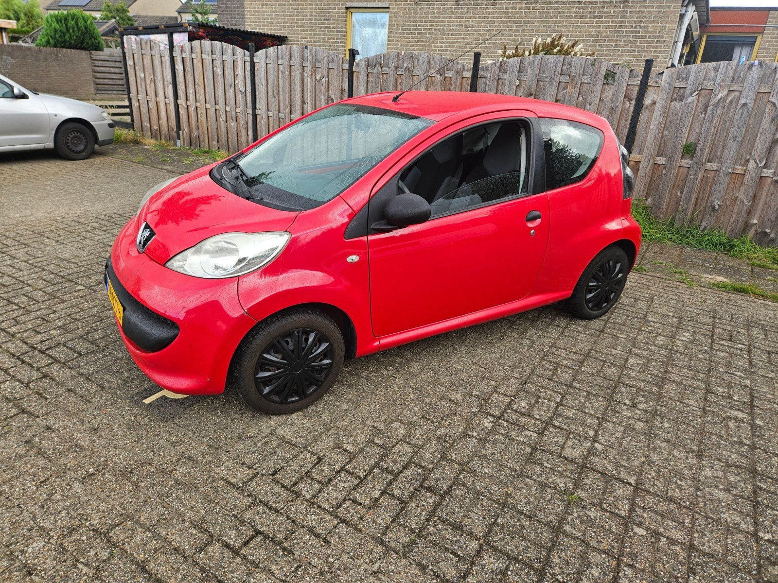 Peugeot 107 1.0 12V 3DR 2008 Rood, Auto's, Voorwielaandrijving, Stof, 4 stoelen, 68 pk