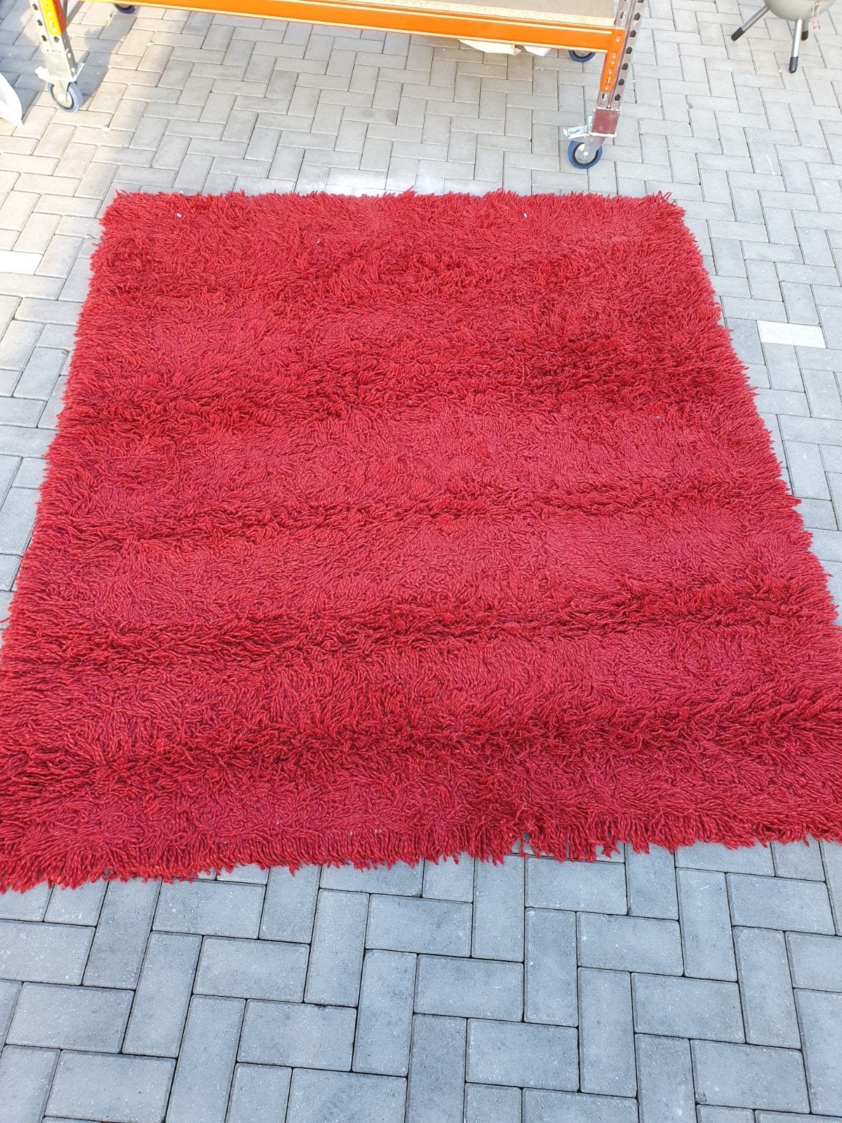 Rood wollen vloerkleed - Zo goed als nieuw, Ophalen, Hoogpolig, 100 tot 150 cm, Zo goed als nieuw