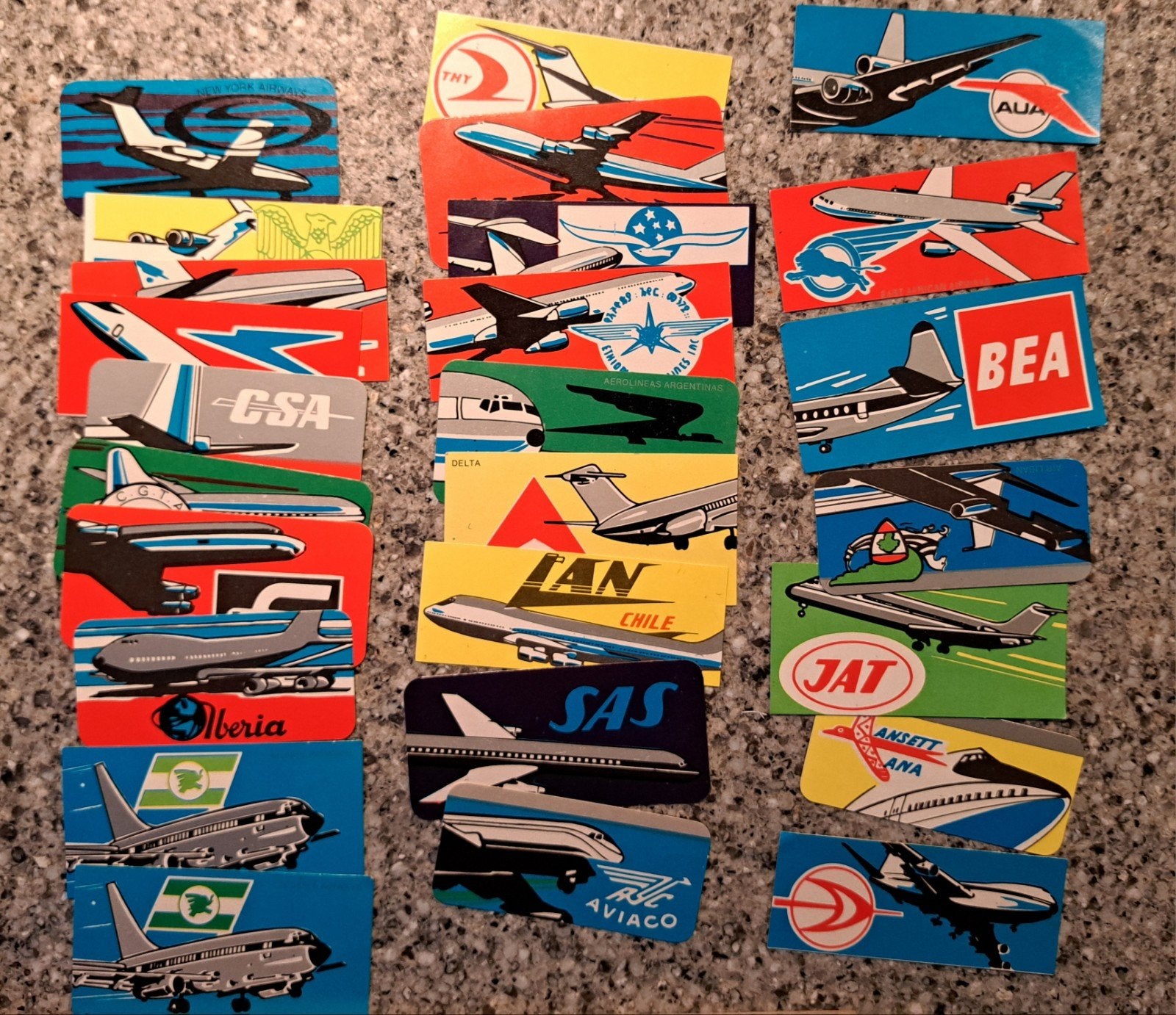 26 vintage stickers vliegtuigmaatschappij vliegtuig, Ophalen of Verzenden, Zo goed als nieuw