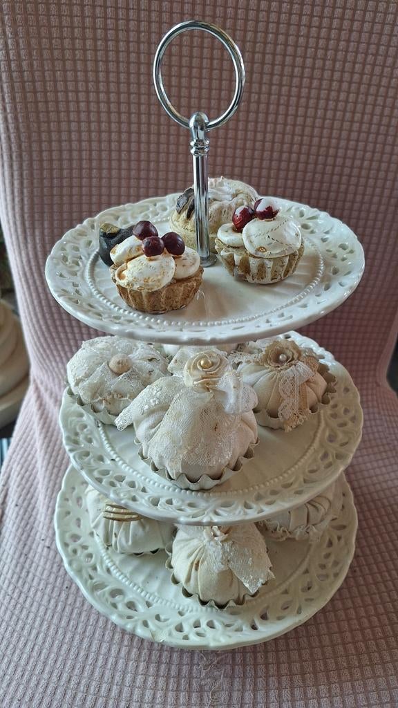 Brocante etagère met decoratieve gebakjes, Ophalen of Verzenden