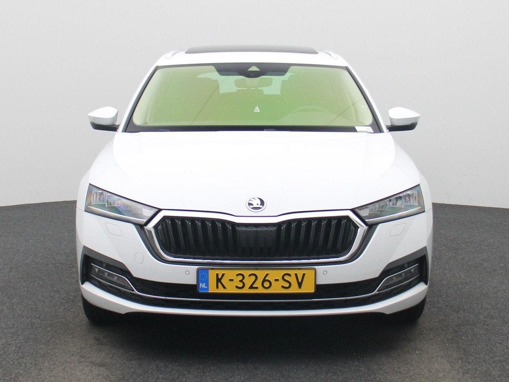 Skoda Octavia Combi 1.0 e-TSI Business Edition Plus | PANO S, Auto's, Skoda, 12 maanden, Gebruikt, Wit, 19 km/l