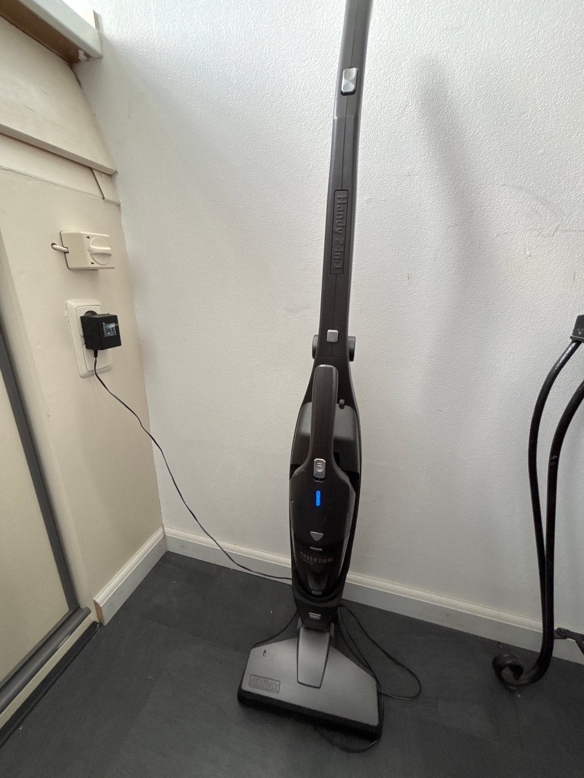 Nilfisk Handy 2-in-1 Steelstofzuiger - Draadloos, Witgoed en Apparatuur, Gebruikt, Draadloos, Ophalen of Verzenden, Reservoir
