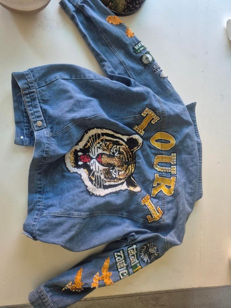 Stoer Mochy spijkerjack met tijgerpatch, valt ruim, Blauw, Zo goed als nieuw, Mochy, Ophalen